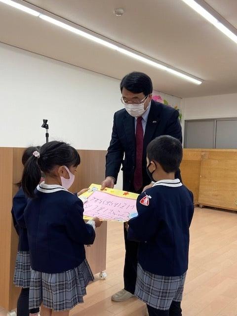 幼稚園で寄贈式を行いました。